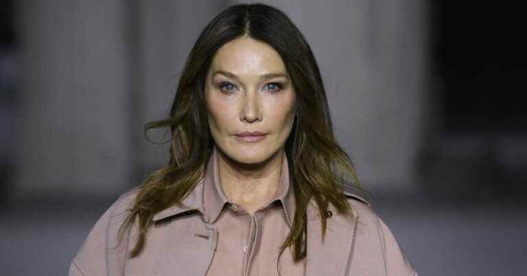 Carla Bruni at Milan Fashion Week: star of the Tod’s fashion show at 54, alongside Naomi Campbell