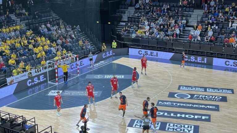 Chambéry handball players receive the Fejer BAL-Veszprem