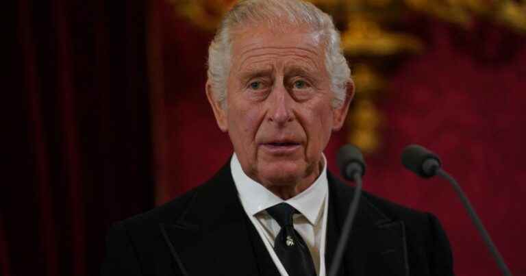 Charles III: His strangely swollen and red hand makes people react, a photo shocks the web!