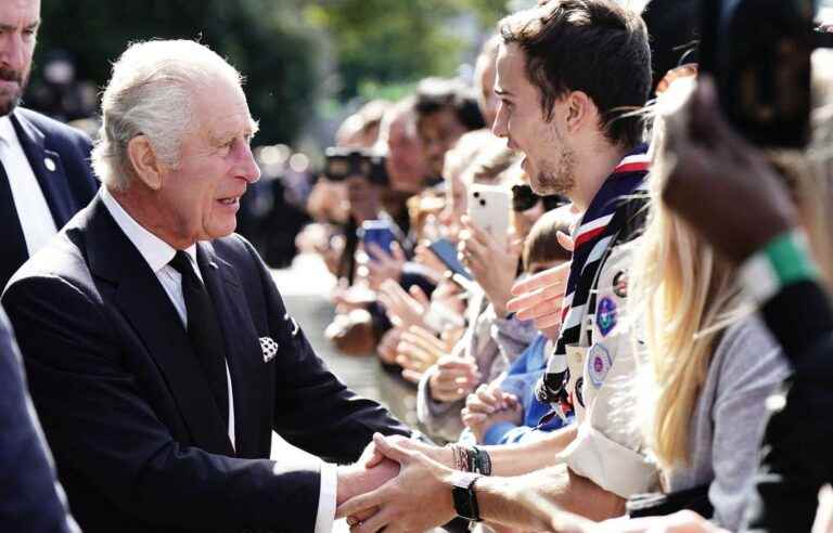 Charles III and William enjoy a walkabout in the queue for the coffin of Elizabeth II