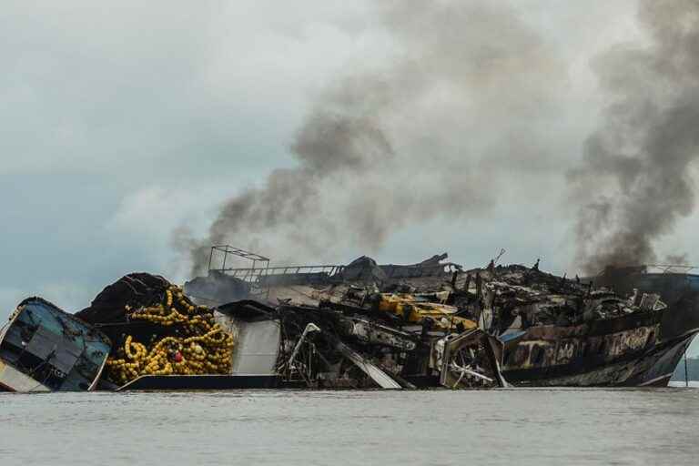 Colombia: 29 crew members rescued from burning ship