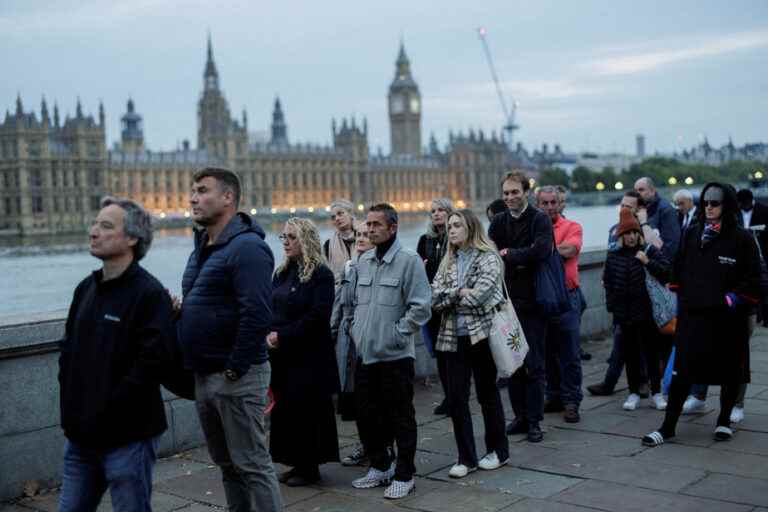 Crowds flock to see Elizabeth II’s coffin in London