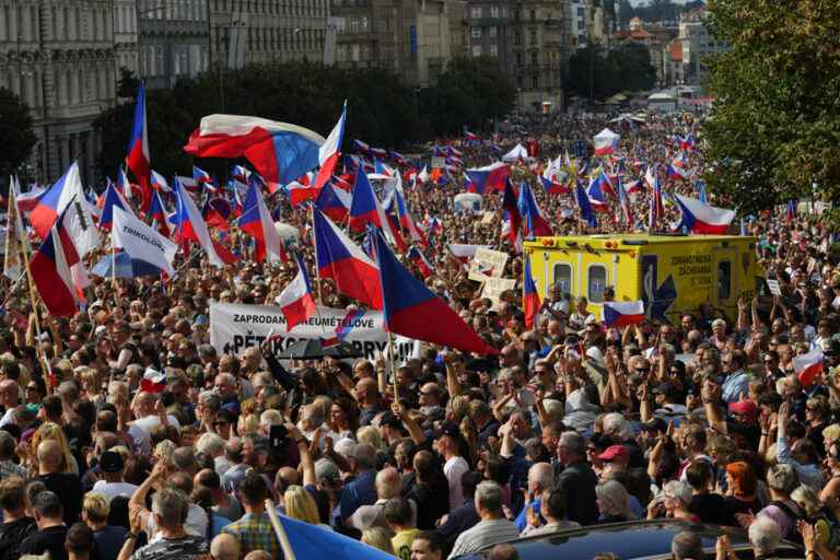 Czech Republic |  Tens of thousands demonstrate in Prague against the government