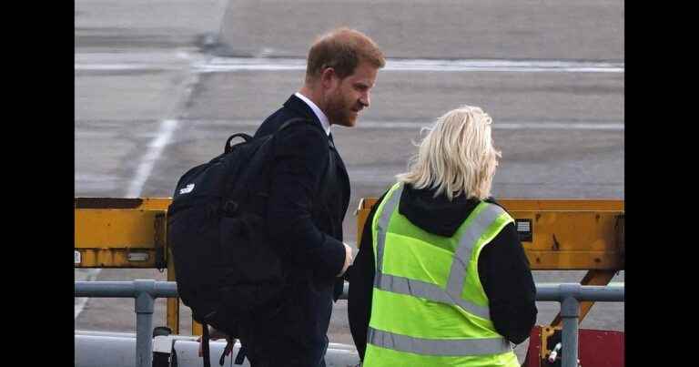 Death of Elizabeth II: Prince Harry consoled at the airport, poignant moment as mourning begins