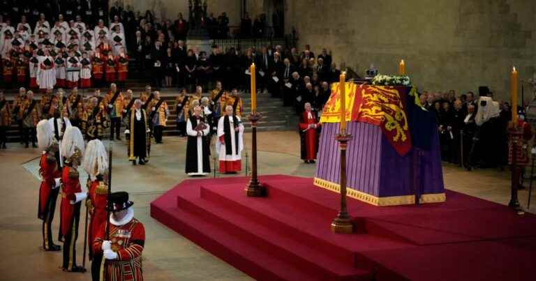 Death of Elizabeth II: shock scene, a guard faints in front of the coffin in the middle of a funeral wake