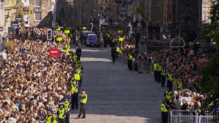 Death of Elizabeth II: thousands of Scots come to pay homage to their queen