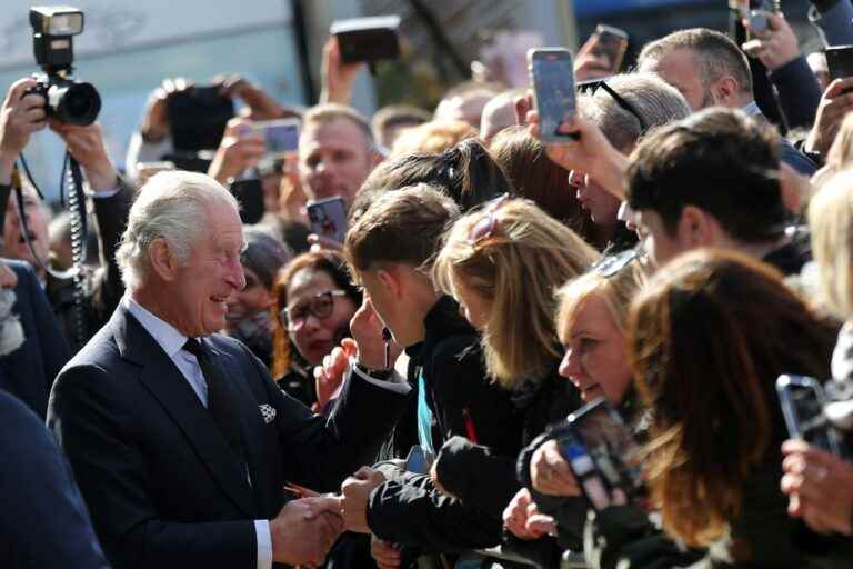 Elizabeth II 1926-2022 |  Charles III and William meet the crowd in line for the coffin