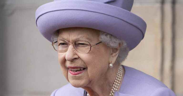 Elizabeth II under medical supervision at Balmoral, the UK holds its breath