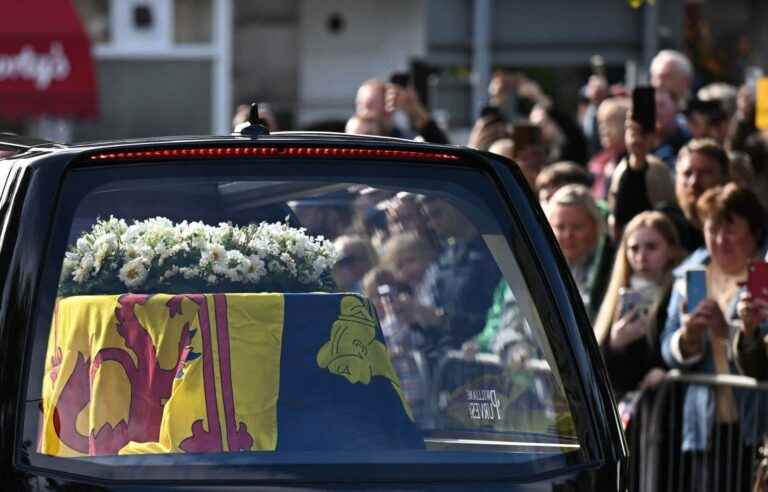 Elizabeth II’s funeral procession arrives in Edinburgh