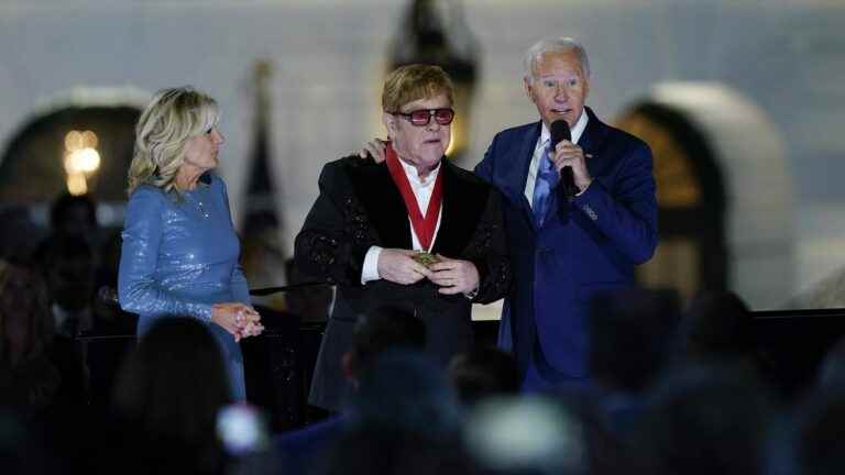 Elton John sings at the White House and receives a decoration from the hands of Joe Biden