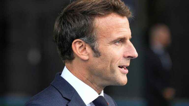 Emmanuel Macron announces an “online consultation”