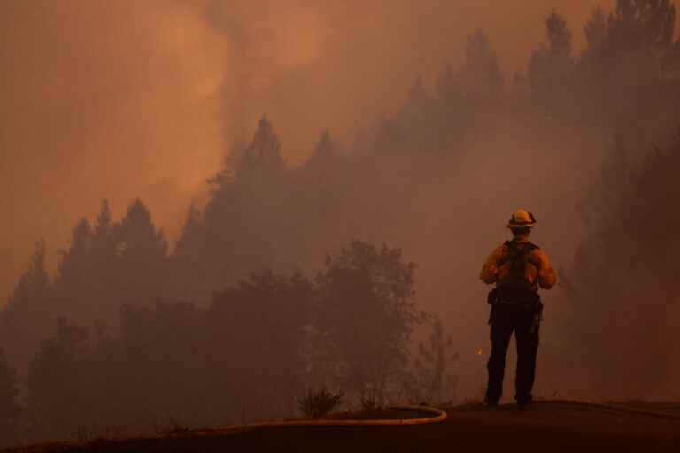 Firefighters battle blaze near Sacramento