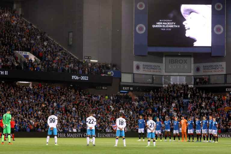 Glasgow Rangers defy UEFA by airing God save the King