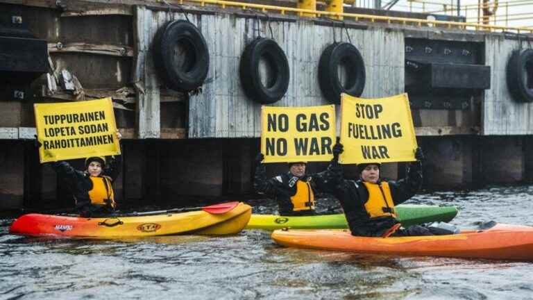 Greenpeace NGO blocks Russian gas offloading in Finland