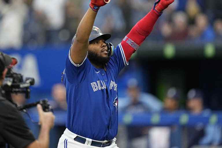 Guerrero Jr. hits 100th career homer in Blue Jays win