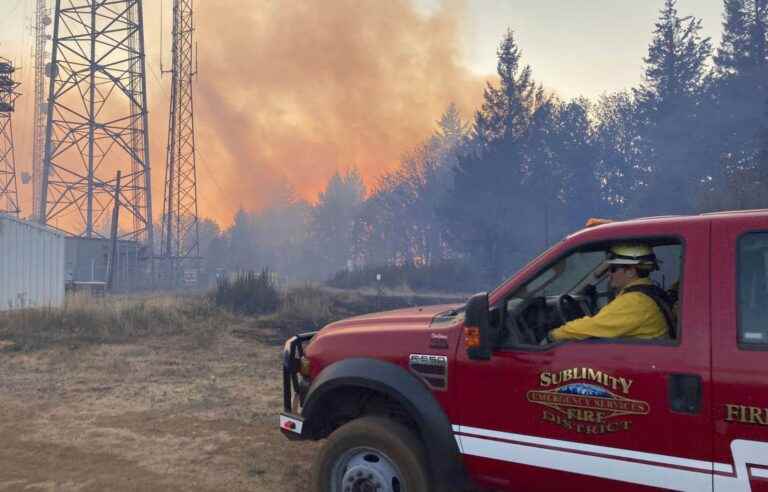 Huge fire and hundreds of homes evacuated in the northwest of the United States