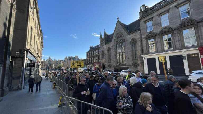 “I will never forget this moment”, in Edinburgh, the Scots go to the coffin of the queen for a last tribute