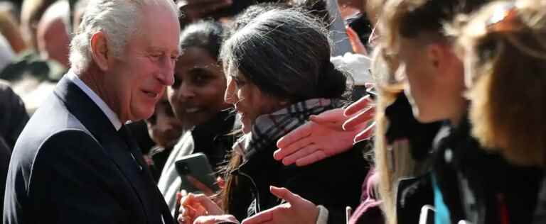 [IMAGES] Charles III and William meet the public in line for Elizabeth II’s coffin