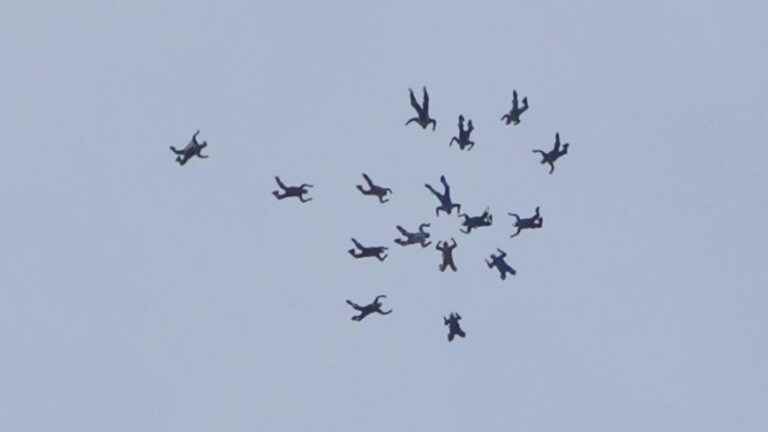 IN PICTURES – About 200 paratroopers at Nancy-Azelot aerodrome