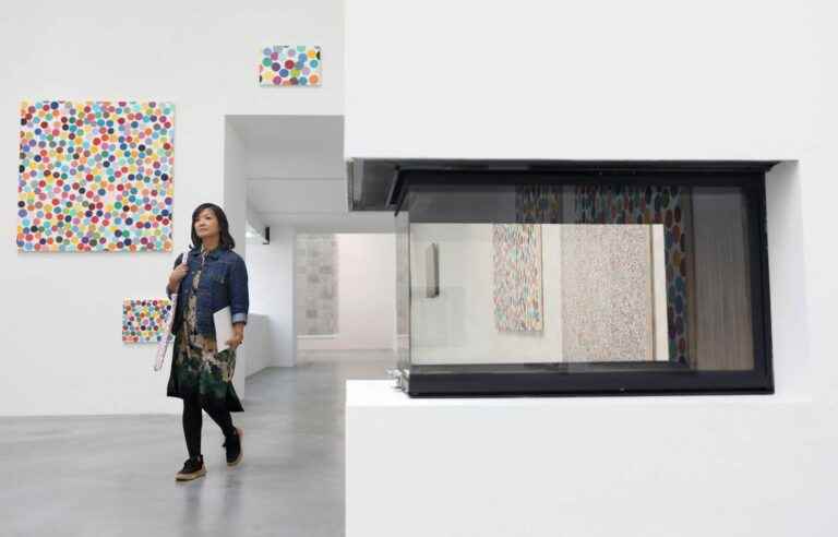 In London, Damien Hirst exhibits NFTs and burns his paintings