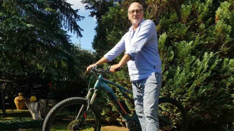 In the Côte-d’Orienne countryside, when the electric bike replaces the car to go to work