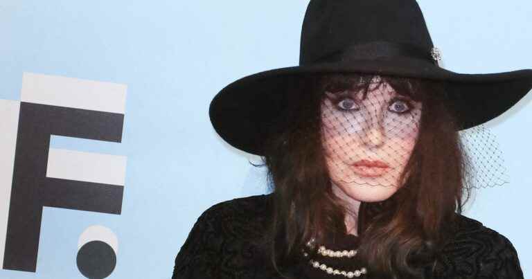 Isabelle Adjani, mysterious in an original outfit, puts on a show at the La Rochelle festival