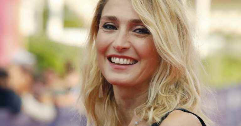 Julie Gayet sublime in a slit dress in front of sensual and colorful Cindy Fabre and Diane Leyre in Deauville