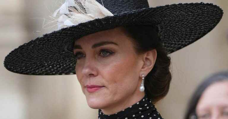 Kate Middleton in mourning: already ready to be queen?  This detail of her look that did not go unnoticed…