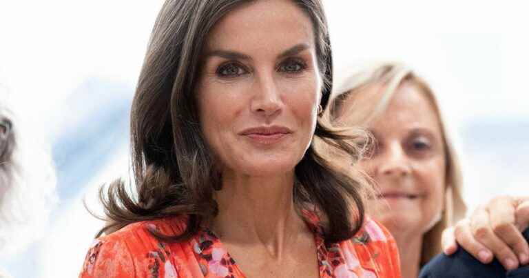 Letizia of Spain in bomb for her comeback: the sculptural queen in a floral dress and high heels