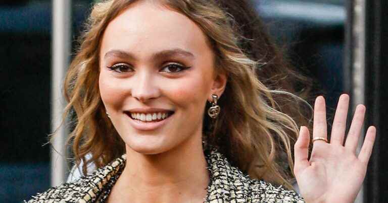 Lily-Rose Depp: Side-boob neckline and smoky makeup, she appears with her beloved “boy”