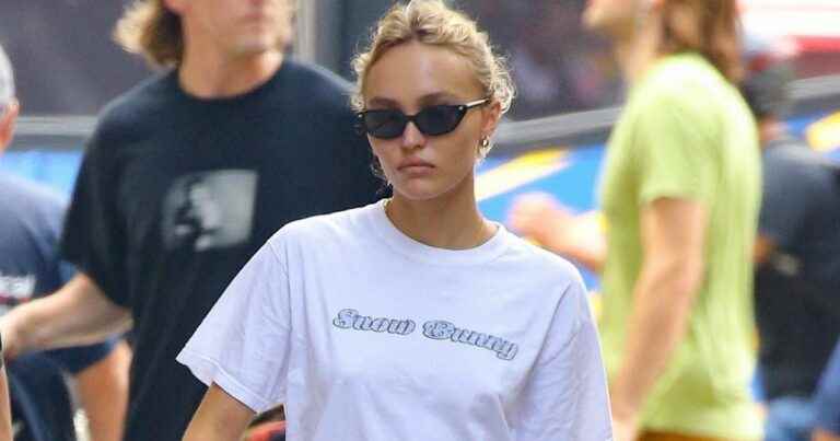 Lily-Rose Depp as a couple with a Frenchman: tenderness outing in New York, lovers hand in hand