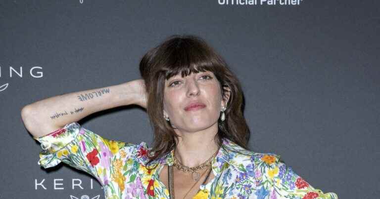 Lou Doillon, mother hen: her little Laszlo warm against her, she is fully fulfilled