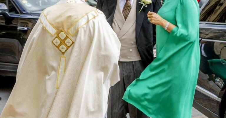 Mathilde from Belgium flirtatious in a green dress: grandiose wedding in Normandy for her brother Charles-Henri