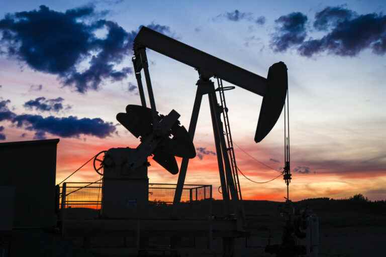 Oil ends slightly higher, recession risk offsets Russian escalation