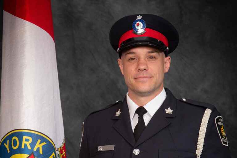 Ontario |  Police officer dies in road accident