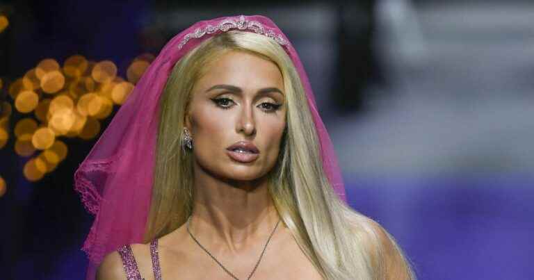 Paris Hilton as a bride at Versace: pink mini-dress and large neckline for a parade full of stars