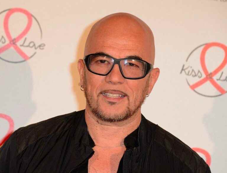 Pascal Obispo strips naked and reveals his very numerous and imposing tattoos