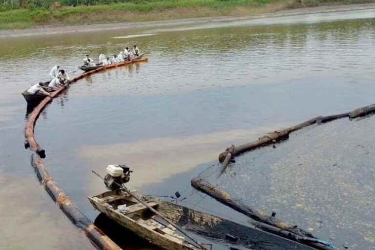 Peru |  An attack on a pipeline causes an oil leak