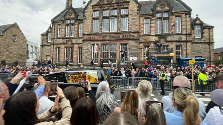 REPORTAGE.  In Edinburgh, in the wake of Queen Elizabeth II’s hearse, flowers, tears and memories