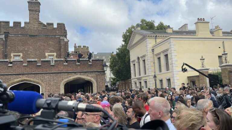 REPORTAGE.  In the crowd that attended the proclamation of Charles III, the new king is almost unanimous