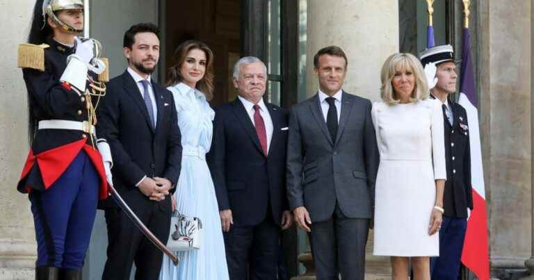 Rania of Jordan: Solar and radiant at the Elysée on the arm of a surprise guest, Brigitte Macron elegant in white