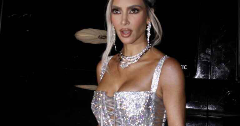 “Ridiculous”: Kim Kardashian so tight in her dress that she can’t walk…