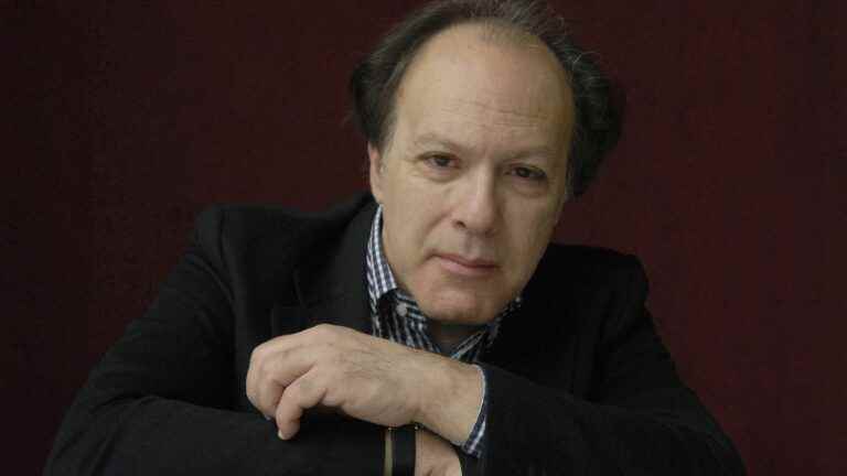 Spanish writer Javier Marías died of pneumonia at the age of 70