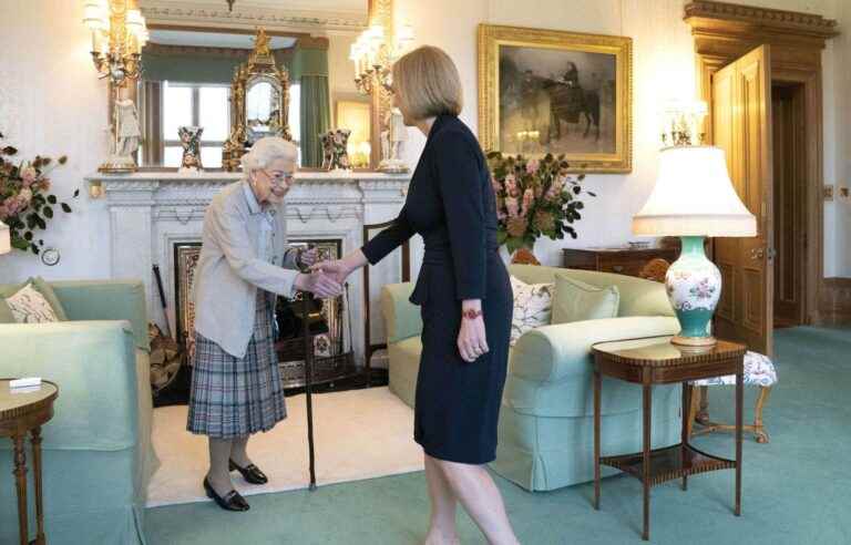 The 96-year-old sovereign is placed under medical surveillance in her Balmoral castle.