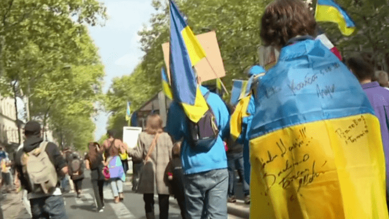 The Techno Parade returns to Paris and shows its support for Ukrainians