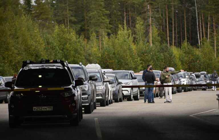 The day after the announced mobilization, Russians flock to the land borders with neighboring countries.