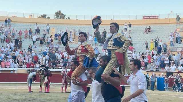 The matador Jesús Enrique Colombo triumphs during the last bullfight of the Feria de l’Atlantique in Bayonne.