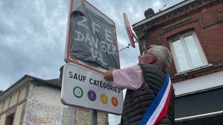 The municipal team of Déville-lès-Rouen covers the “Low Emissions Zone” signs