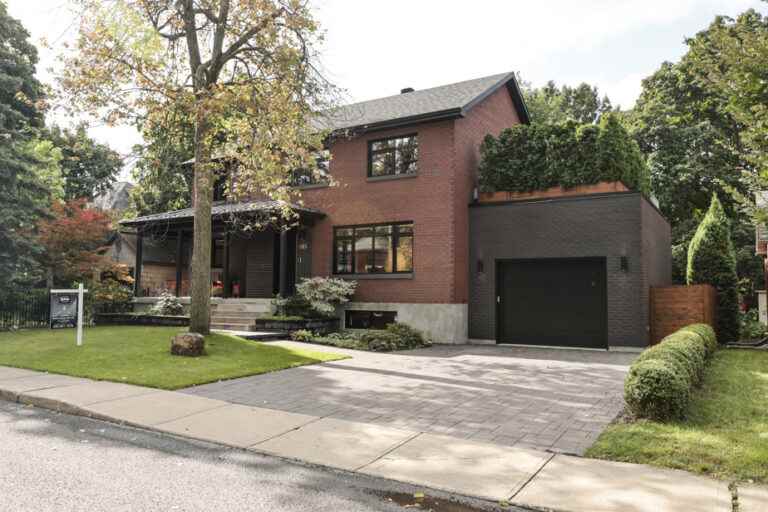 The owner’s tour |  Bright house and green roof in Saint-Lambert