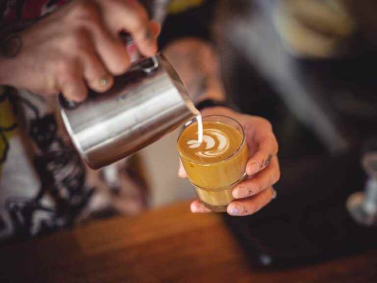 This milk frother allows you to make coffees like a barista, and it costs less than 15€